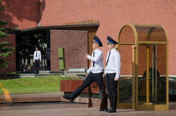 Караул у вечного огня в Москве