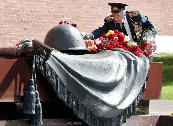 Ветеран у памятника неизвестному солдату