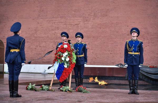 Почетный караул у могилы неизвестного солдата в Москве