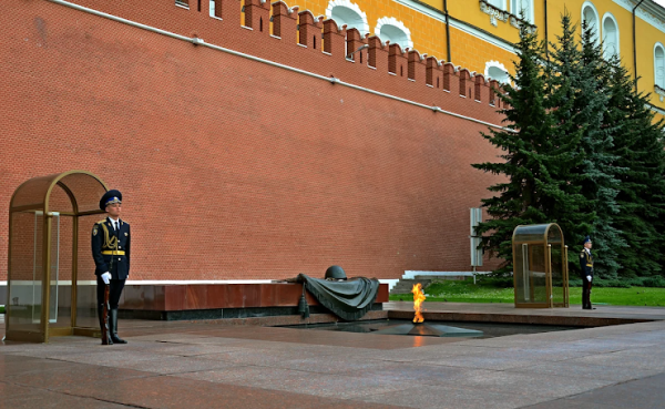 Почетный караул у могилы неизвестного солдата в Москве
