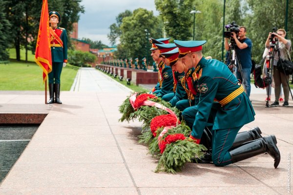Почётный караул у вечного огня