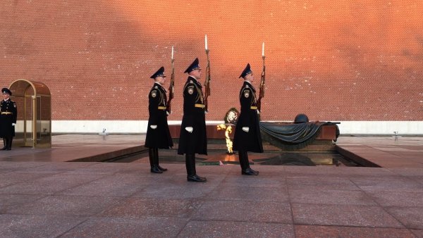 Почётный караул у вечного огня в Москве