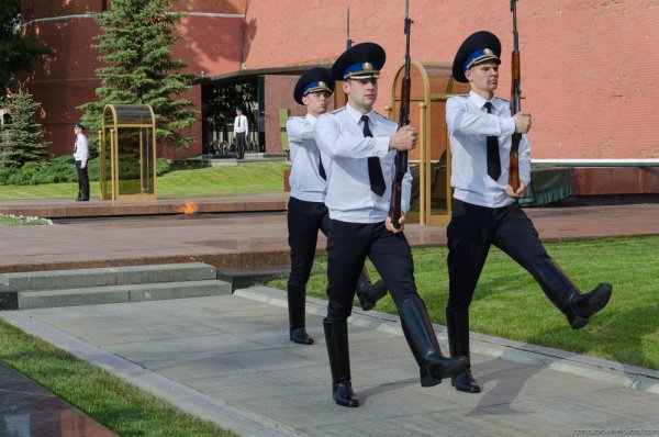 Почётный караул у вечного огня в Москве