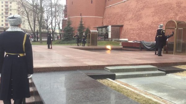 Смена караула у вечного огня на красной площади