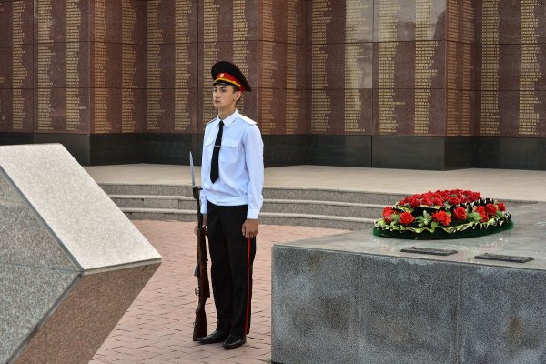 Солдат у вечного огня