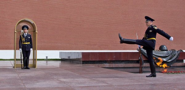 Вечный огонь в Москве на красной площади с караулом