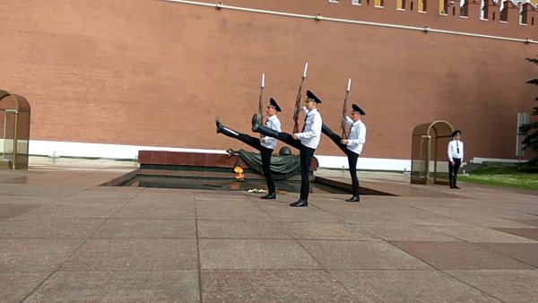 Почётный караул у вечного огня в Москве 2020