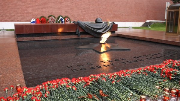 Вечный огонь на могиле неизвестного солдата