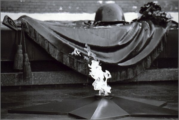 Вечный огонь черно белый