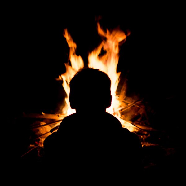 Силуэт человека в огне