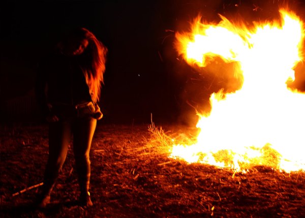 Девушка горит