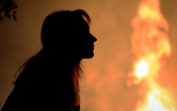 Девушка в горящем доме