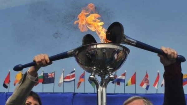 Зажигают Олимпийский факел