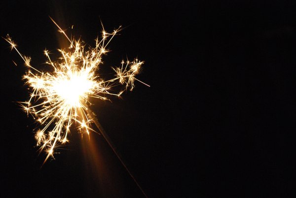 Бенгальский огонь на черном фоне