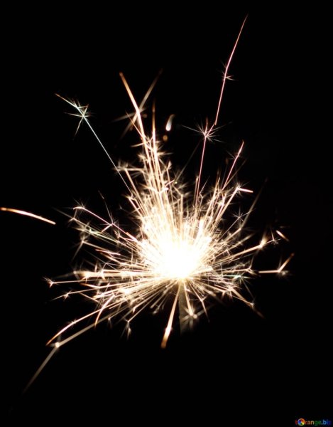 Бенгальский огонь на черном фоне