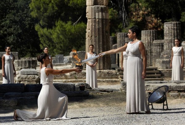 Олимпия зажжение олимпийского огня