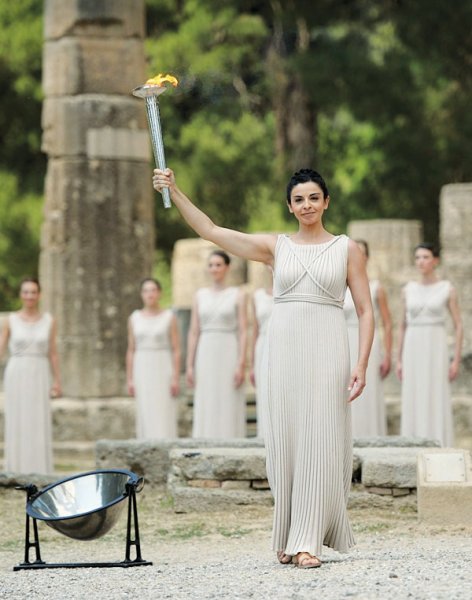 Зажжение олимпийского огня в древней Греции