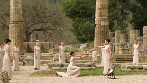 Зажжение олимпийского огня в древней Греции