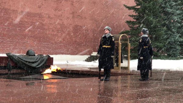 Почётный караул у вечного огня в Москве