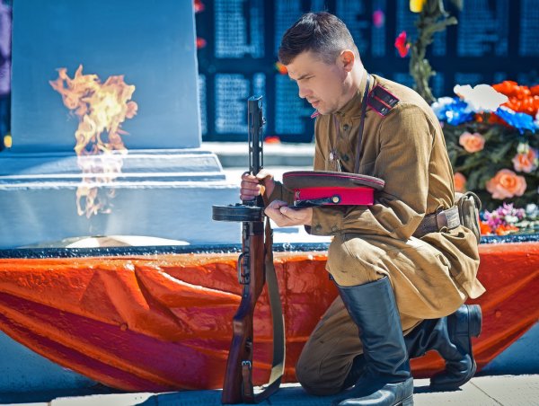 Солдаты стоят у вечного огня