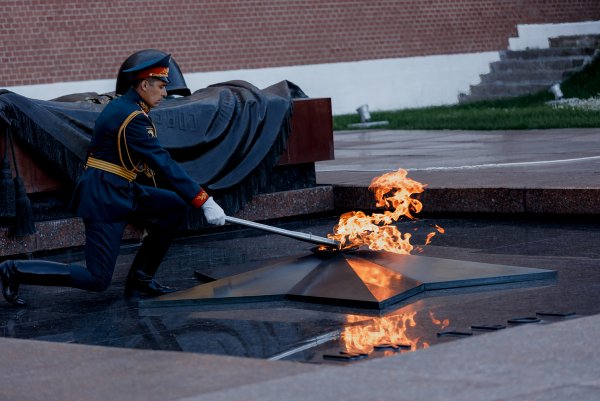 Вечный огонь на могиле неизвестного солдата