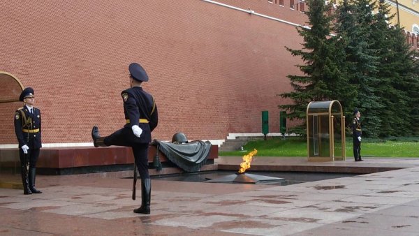 Почётный караул у могилы неизвестного солдата