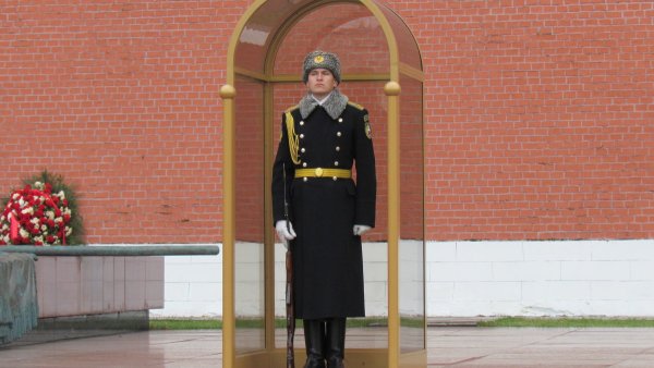 Часовые у вечного огня