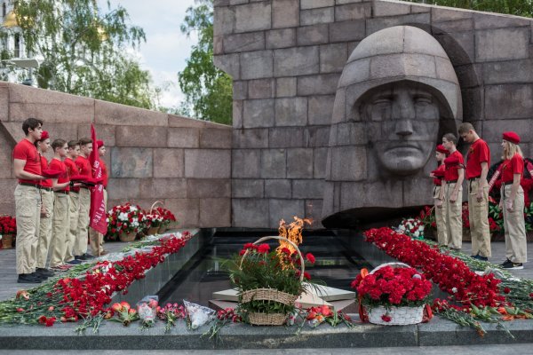 Братские могилы с вечным огнем