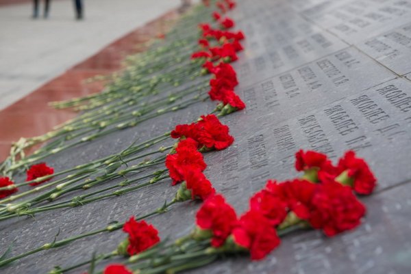 Цветы на мемориале