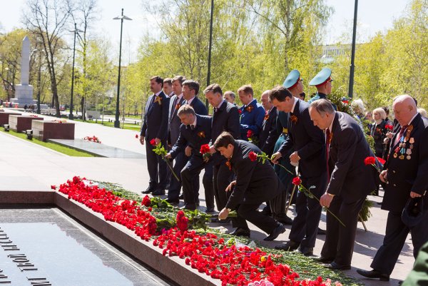 Возложение цветов к памятнику неизвестному солдату в Туапсе