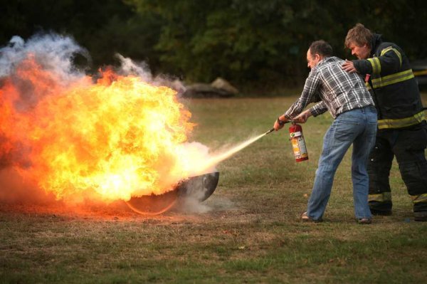 Тушить пожар огнетушителем