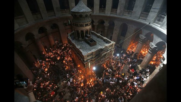 Иерусалим огонь в храме гроба Господня