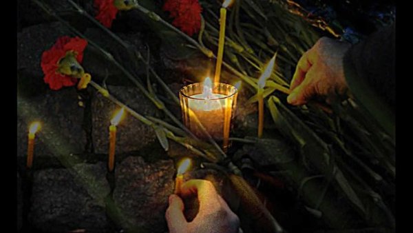 Поминальная свеча на могилу