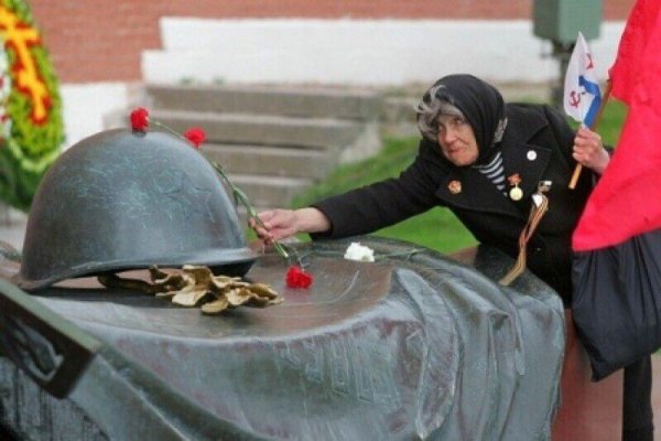 Мать у вечного огня