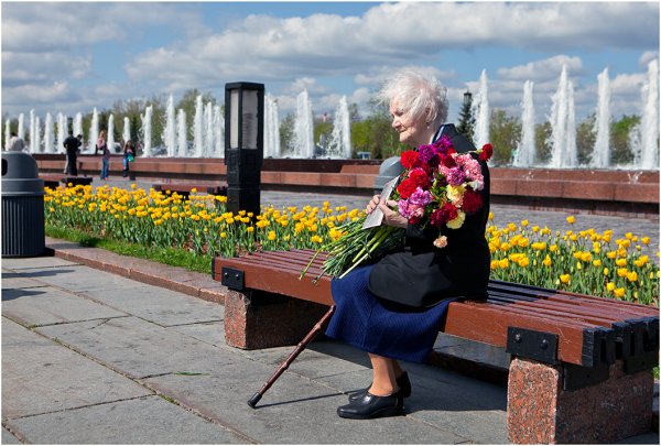 Бабушки у вечного огня