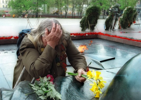 Ветеран у обелиска