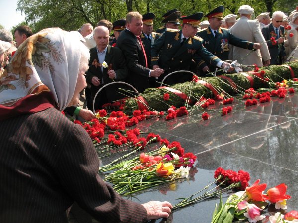 Цветы у обелиска