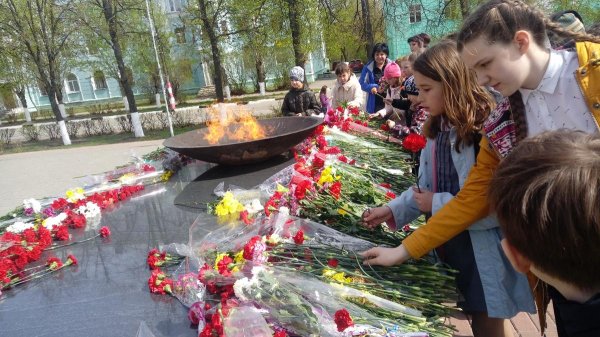 Возложение цветов к Вечному огню детьми