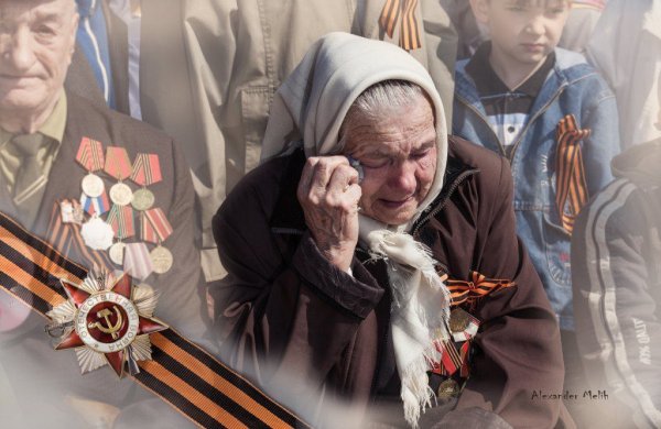 Ветеран плачет