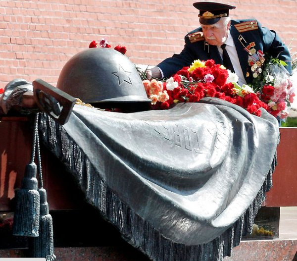 Ветеран у памятника неизвестному солдату