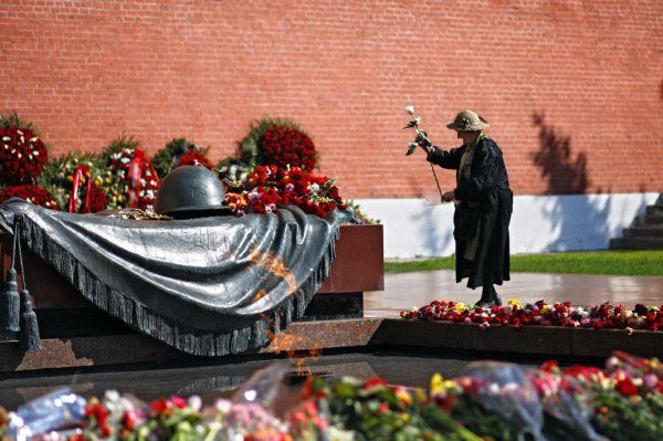 Люди у памятника неизвестному солдату в Москве