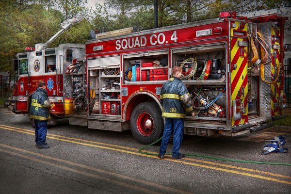 Пожарная машина и пожарный