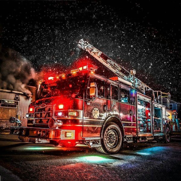Пожарная машина ночью
