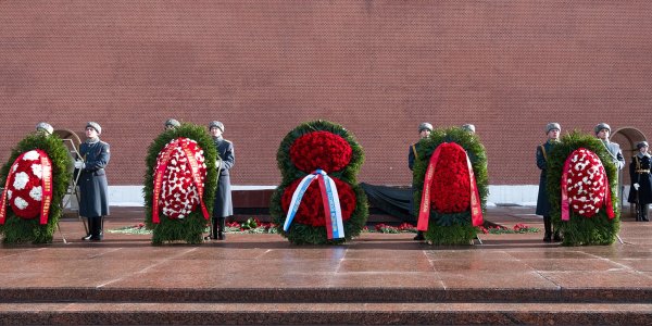 Возложение венков у могилы неизвестного солдата в Москве