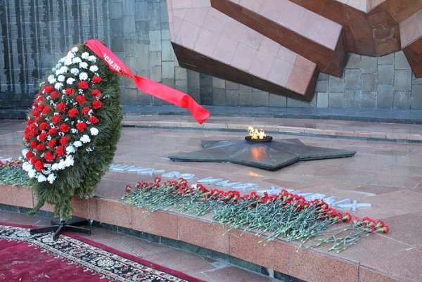 Венки на вечном огне