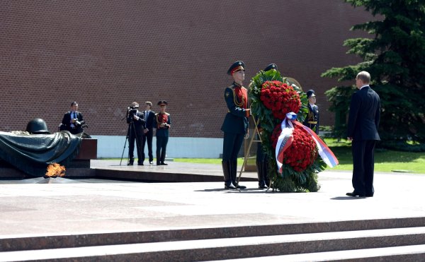 Возложение цветов к могиле неизвестного солдата в Москве