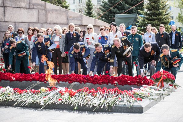 Возложение венков юнармейцами