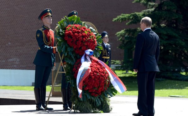 Путин возлагает цветы к могиле неизвестного солдата