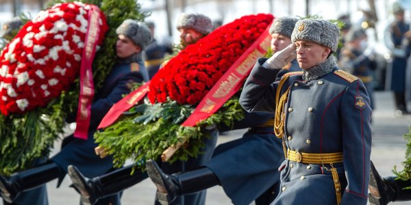 Возложение венков Почетный караул