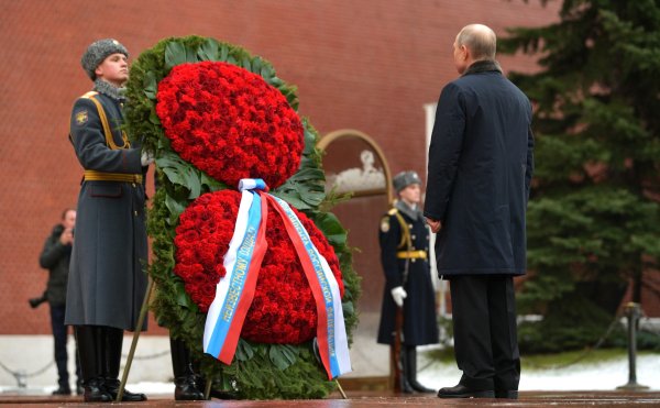 Путин возложил венок к могиле неизвестного солдата